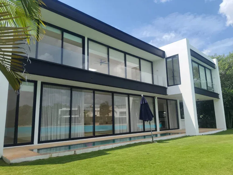 CASA EN RENTA 3 RECAMARAS ALBERCA FRENTE AL LAGO COUNTRY CLUB MERIDA NORTE (NRC-1783)